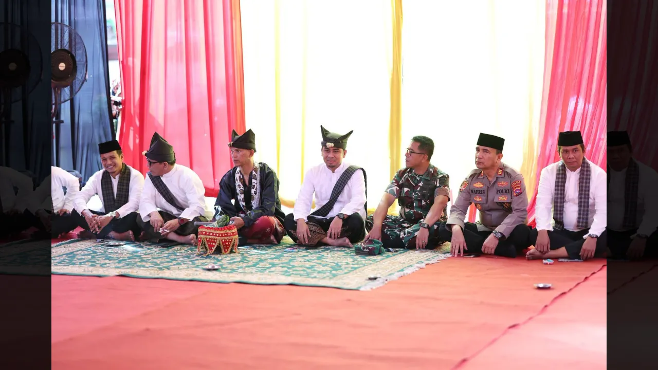 Walikota Solok Ramadhani ketika menghadiri agenda pemilihan Ketua KAN Lubuk Sikarah